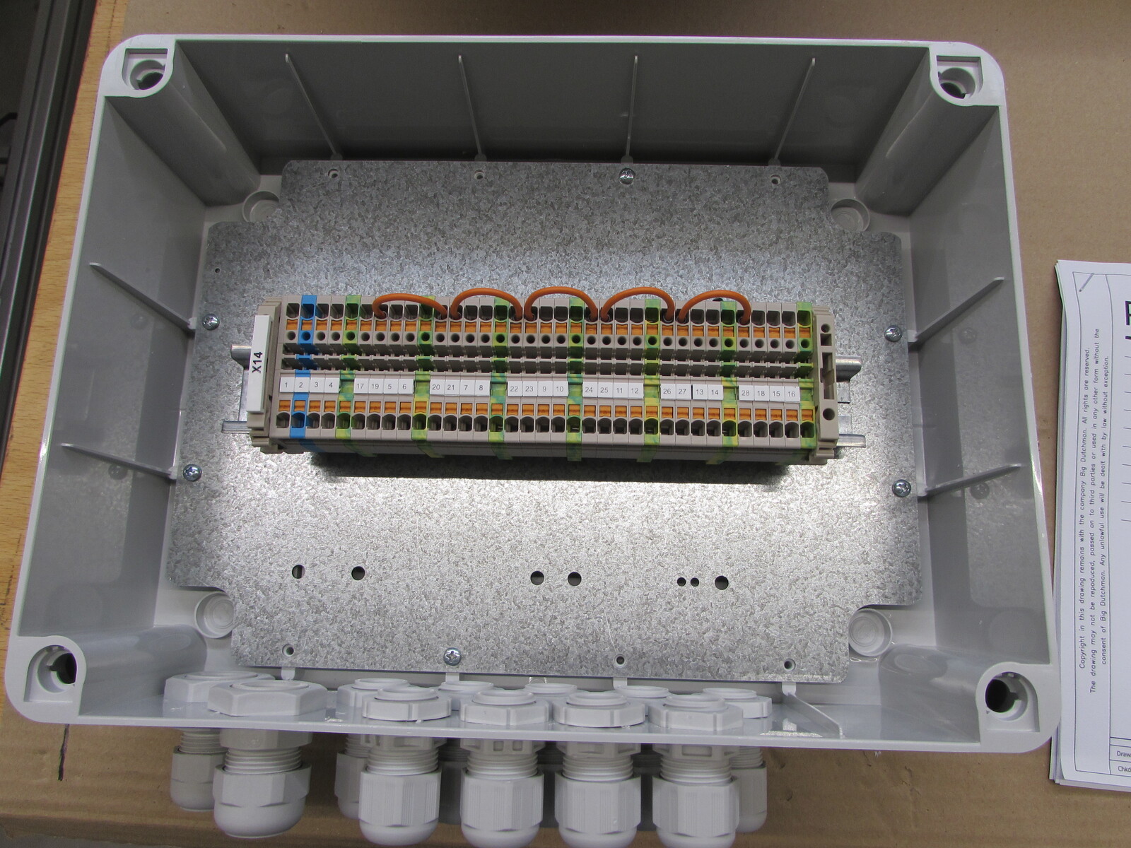Control cab. Terminal box/limit switch at the back